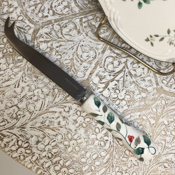 Pfaltzgraff Cheese Tray with Slicer Winterberry Christmas Holiday Winter Party - Picture 3 of 9